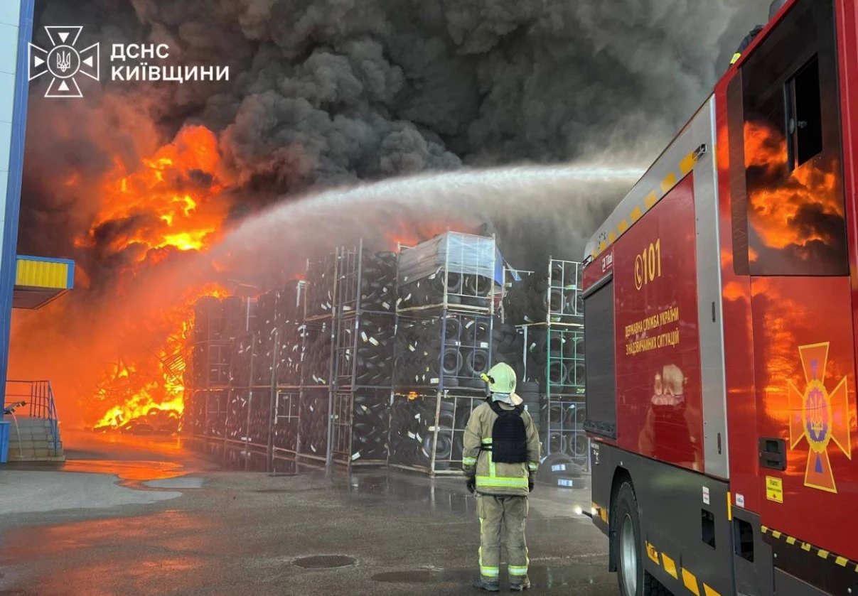 Повторний удар по Київщині: ДСНС гасить масштабні пожежі на логістичних об'єктах