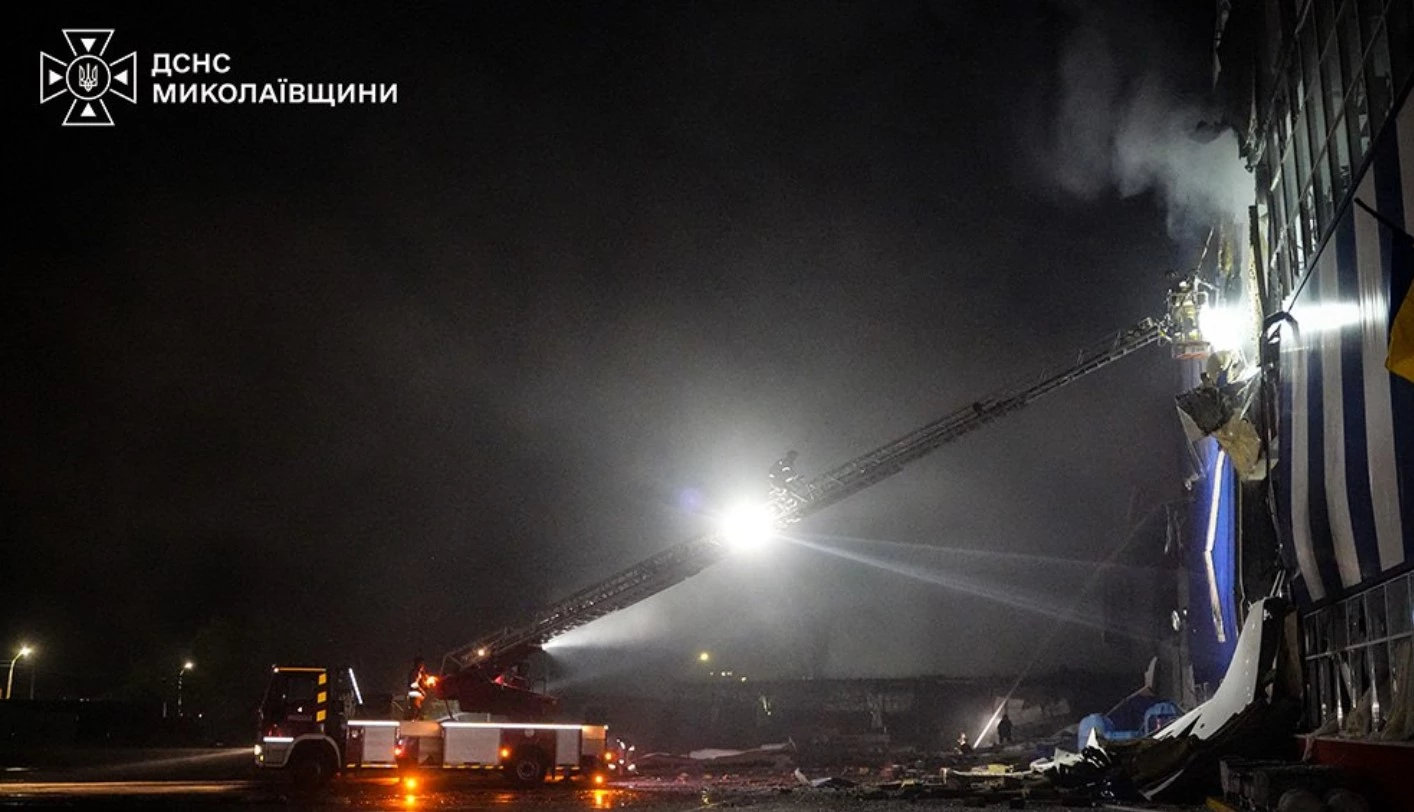 Повторні удари по «Епіцентру»: у Миколаєві горить торговий центр, є поранені