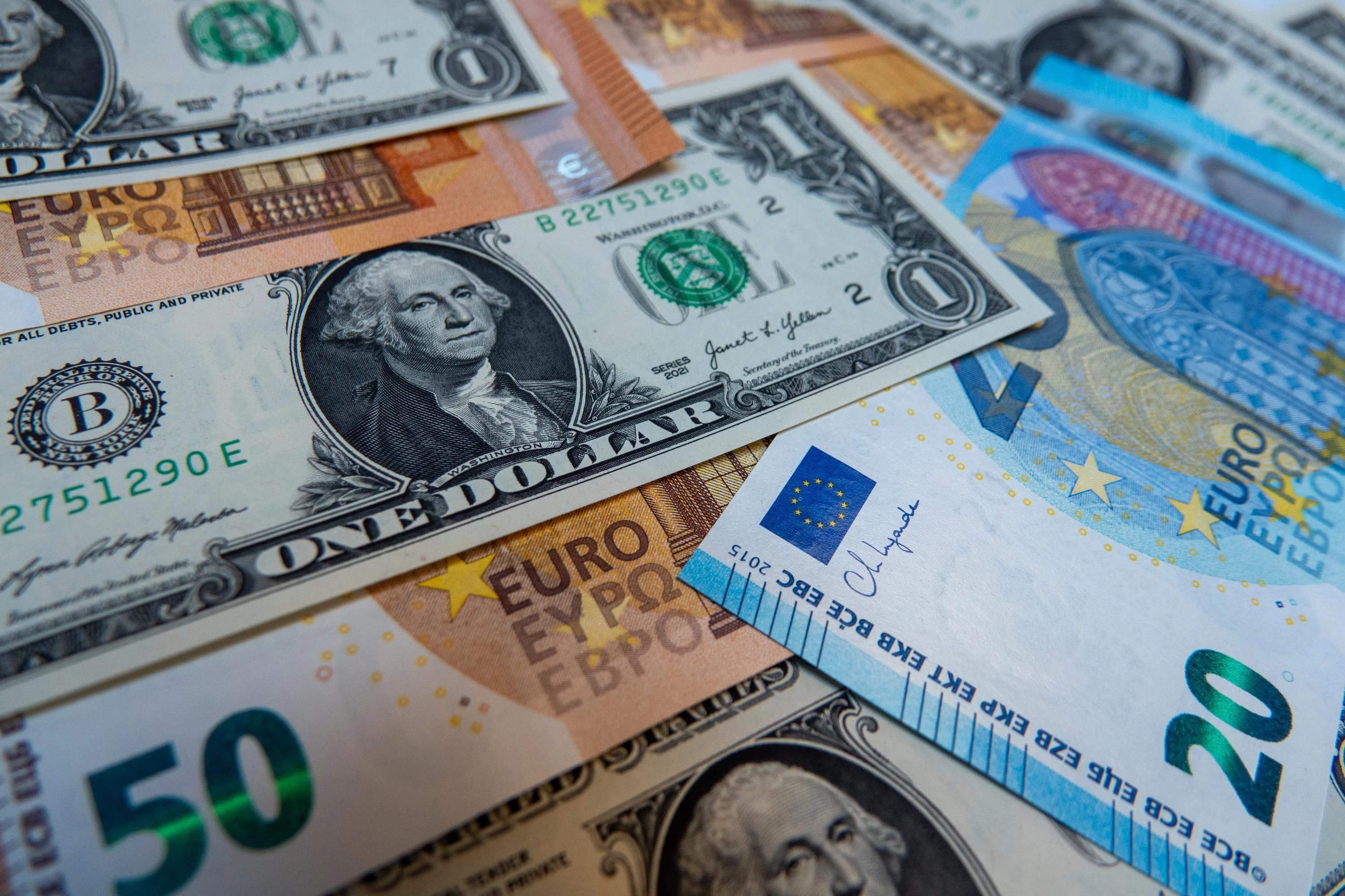 Курс валют: что происходит с наличным долларом