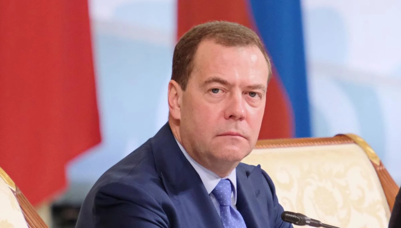 «Зникне з карти світу»: Медведєв пригрозив ударом за розміщення ядерної зброї