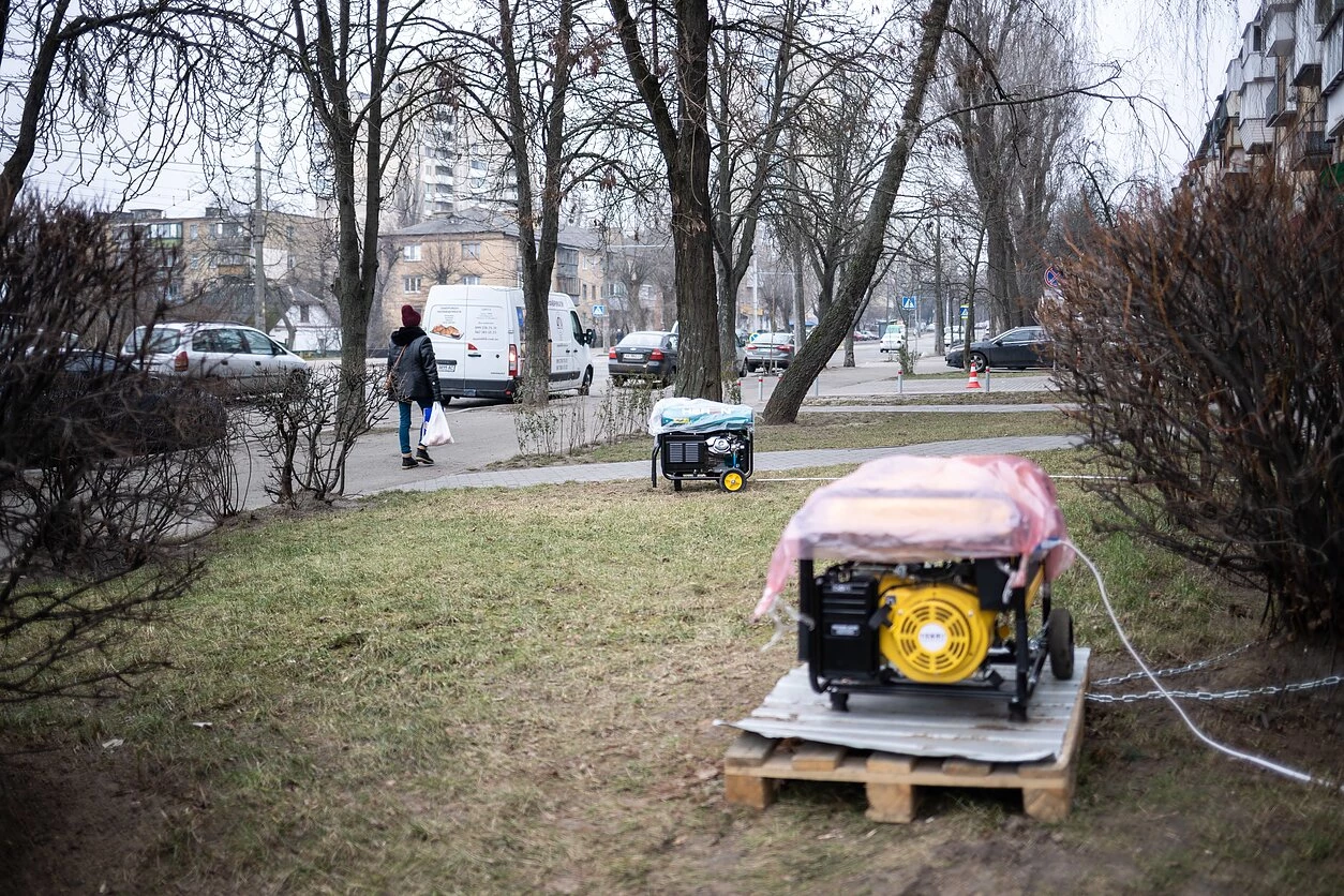 Возможные массовые отключения света: что украинцы скупают к зиме