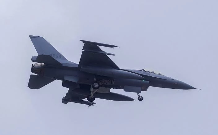 Украина ищет десятки тысяч снарядов для F-16 из-за новой угрозы реактивных дронов