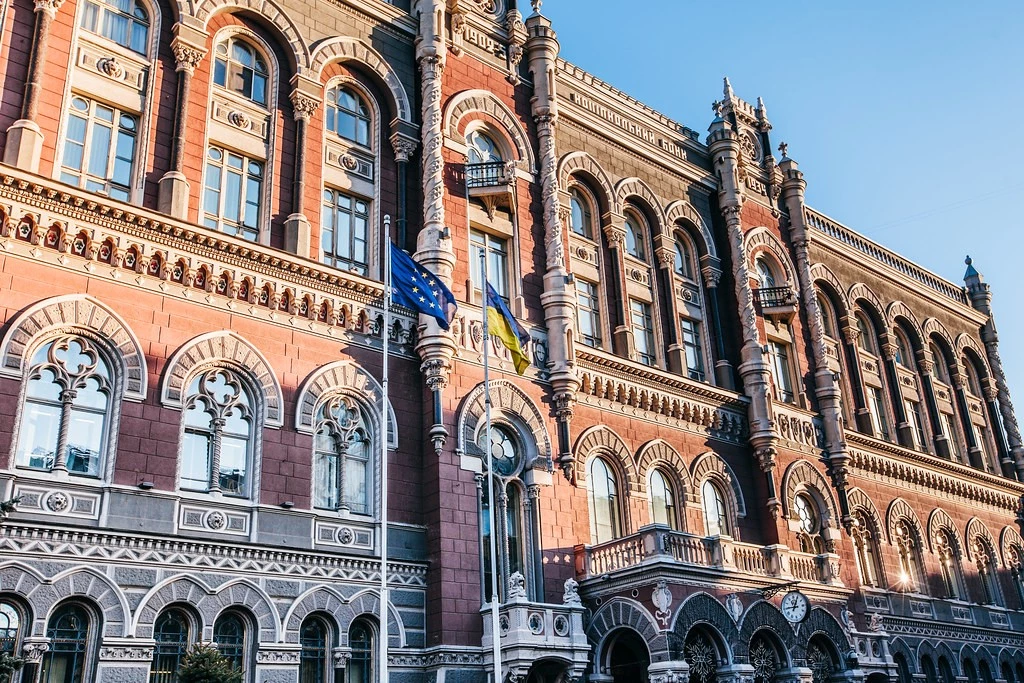 НБУ снизил курс гривны к доллару: официальный курс валют на 2 октября