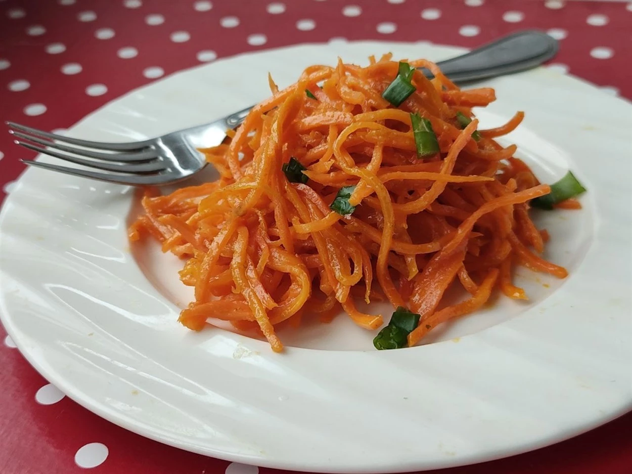 Классическая морковь по-корейски дома: простой и хрустящий рецепт с чесноком и специями