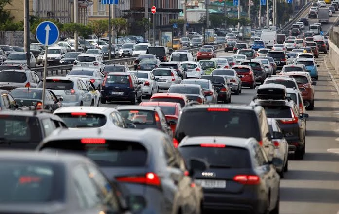 Транспортний колапс у Києві: через обмеження на мостах ціни на таксі злетіли до 1400 гривень