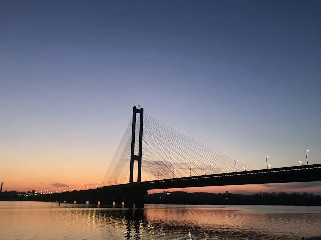 Удар по Києву 3 жовтня: ворог поцілив у Північний міст, рух перекрито