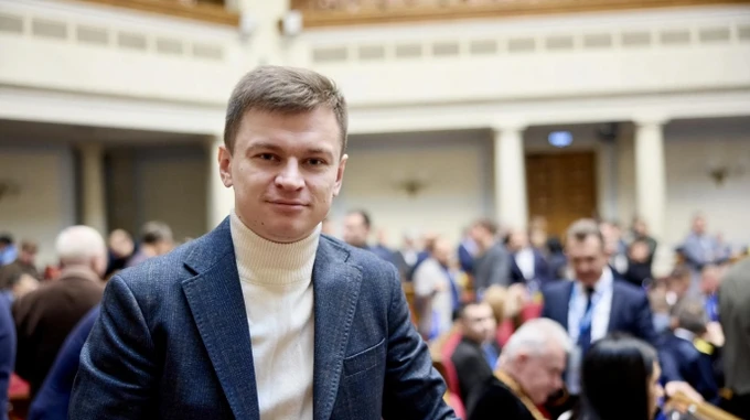 В центре Киева авто сбило народного депутата Дмитрия Костюка: подробности ДТП