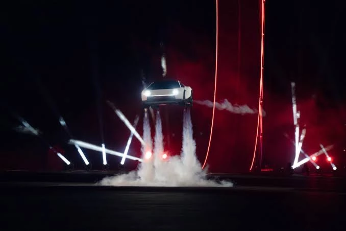 Tesla представила літаючий спорткар Roadster із реактивними прискорювачами SpaceX