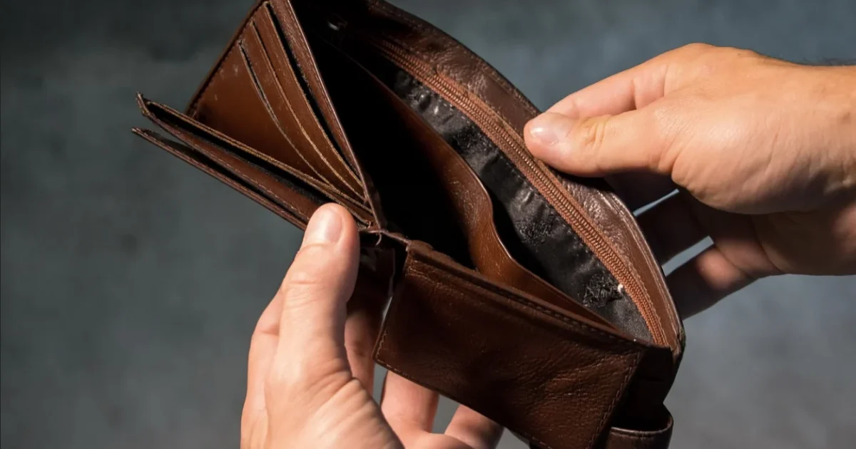 Каждый четвертый украинец покупает продукты и одежду в кредит: результаты опроса
