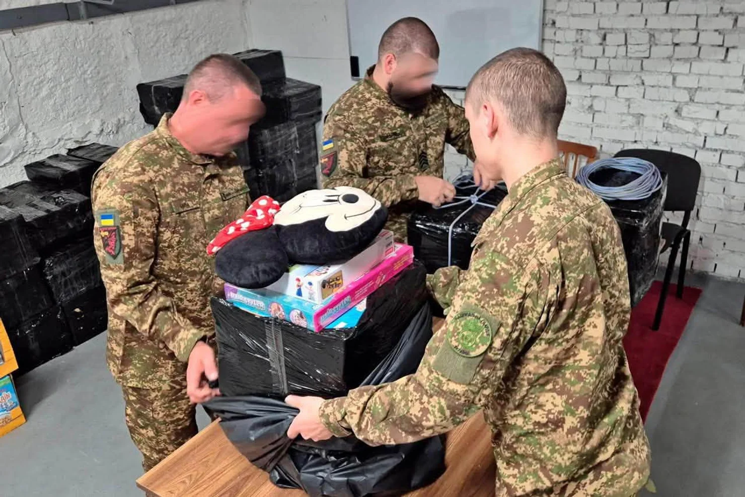 Гуманитарная помощь с неба: нацгвардейцы дронами доставили тонну груза детям в оккупированные Олешки