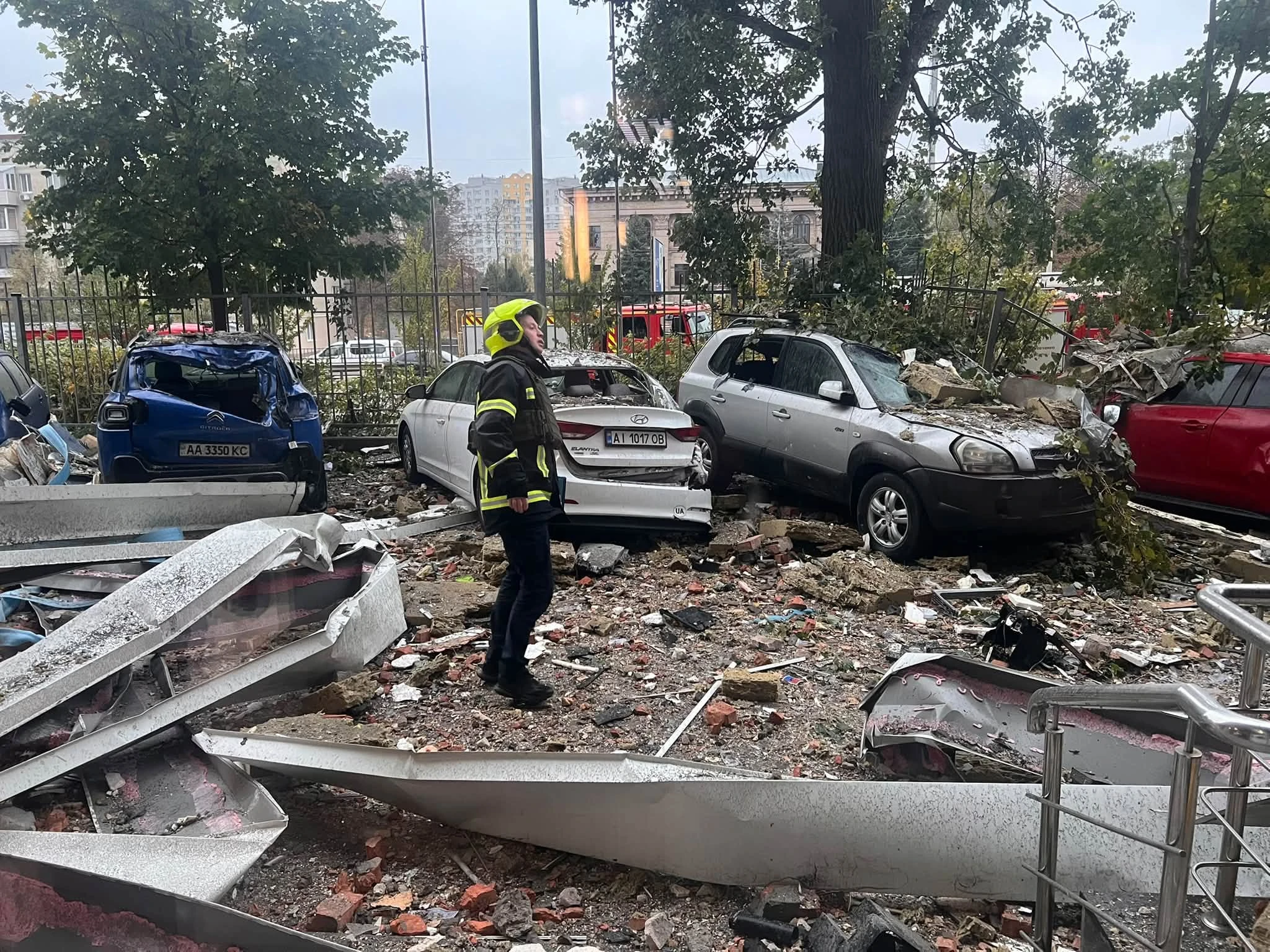 Удар дрона по высотке в Киеве: погибла молода пара, выжил только кот