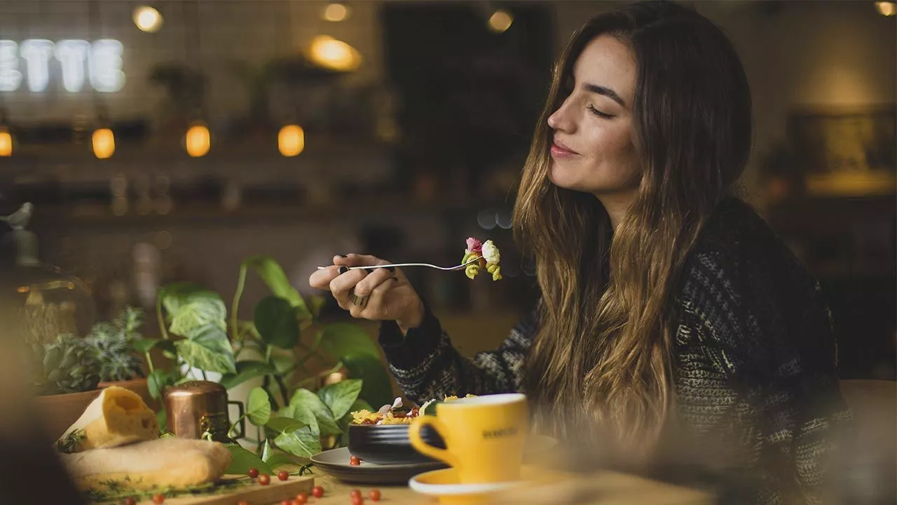 Знакомый вкус и безопасность: почему мы выбираем привычную еду в кафе