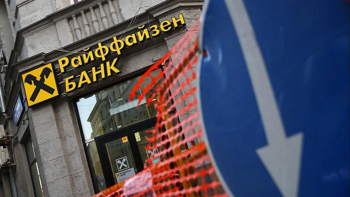 Миллионы на оборонку и схемы с обходом санкций: новые расследования о деятельности Raiffeisen в РФ