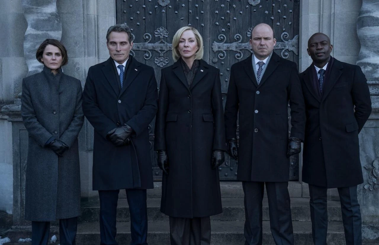 Политический хит продолжается: Netflix официально продлил сериал «Дипломатка» на пятый сезон