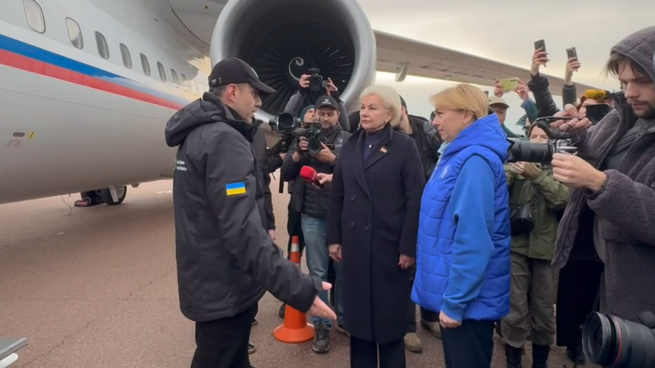 Евакуація з Олешок: в аеропорту Гомеля приземлився літак із жителями Херсонщини